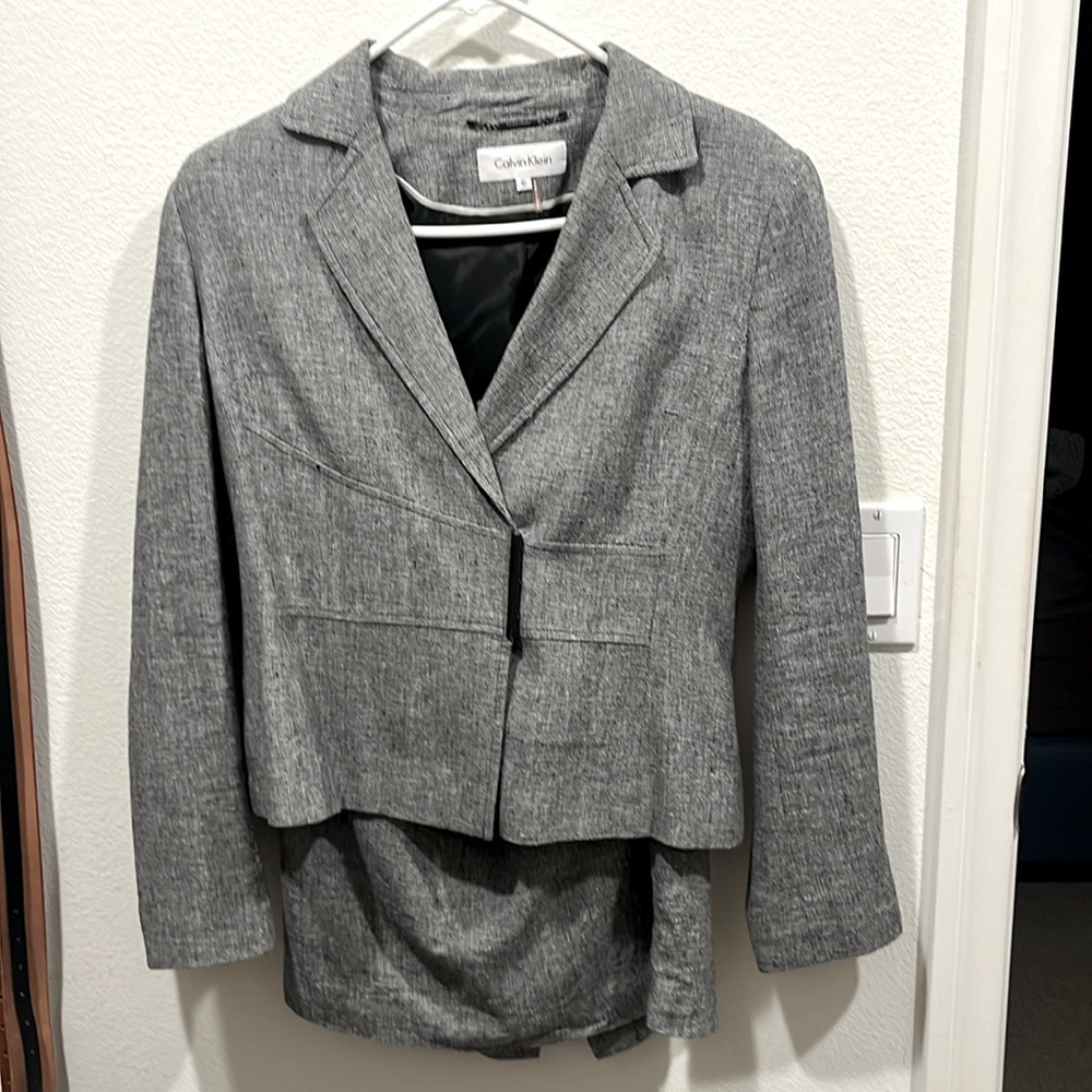 Calvin Klein Herringbone Gray Size 6 Linen (61%) Rayon (39%) women’s suit.